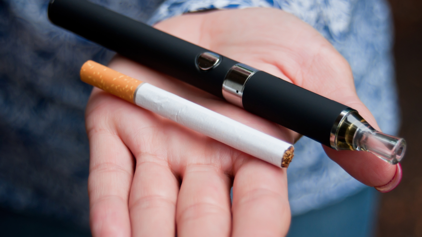 Det har länge debatterats huruvida e-cigaretter ökar risken att börja röka vanliga cigaretter. Foto: Shutterstock